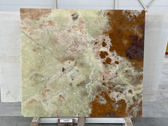 Слэб из оникса VERDE полированный 2040x1800x20 мм, код 19565