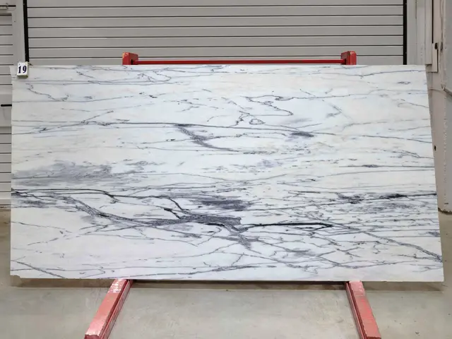 Слэб из мрамора CALACATTA OPTIMA полированный 2650x1300x20 мм, код 28137