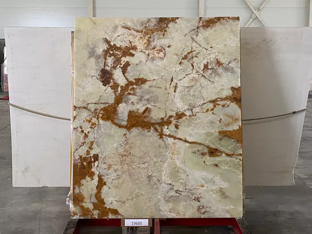 Слэб из оникса VERDE полированный 1550x1850x20 мм, код 19685
