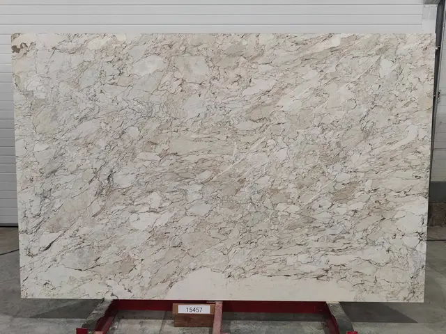 Слэб из мрамора CALACATTA CREMO полированный 2700x1750x20 мм, код 15457