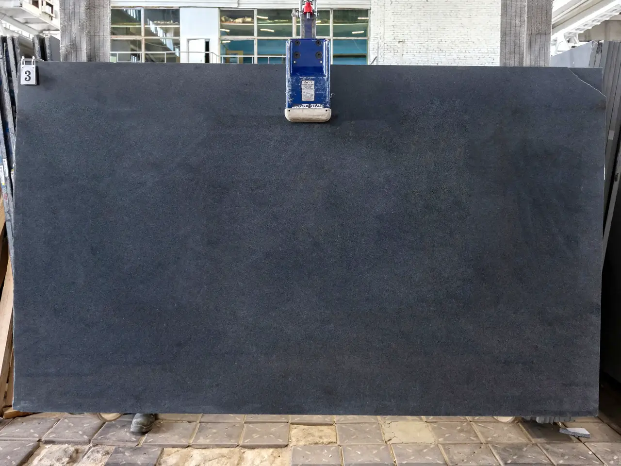 Слэб из гранита SESAM BLACK полированный 2700x1620x20 мм, код 28911