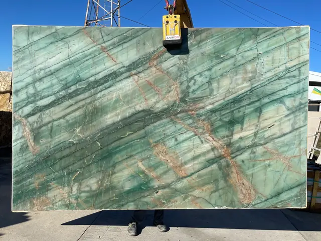 Слэб из кварцита DA VINCI полированный 3220x2000x20 мм, код 15804