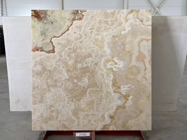 Слэб из оникса MIELE полированный 1820x1850x20 мм, код 21060