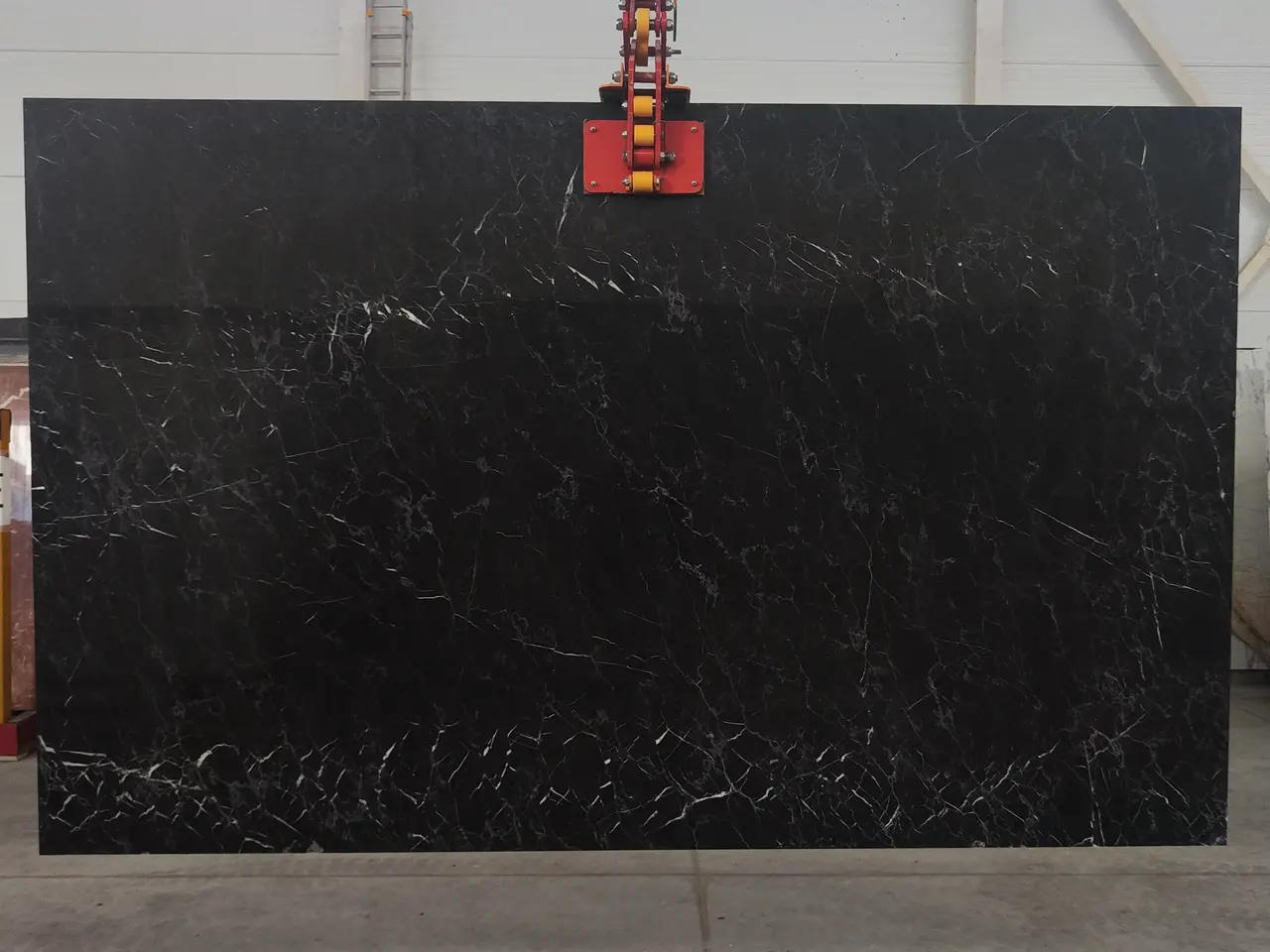 Слэб из мрамора NERO MARQUINA 2480x1750x20 мм, код 24422