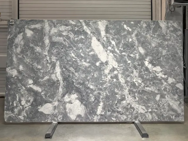 Слэб из мрамора SUPER GREY полированный 3250x1850x20 мм, код 27565