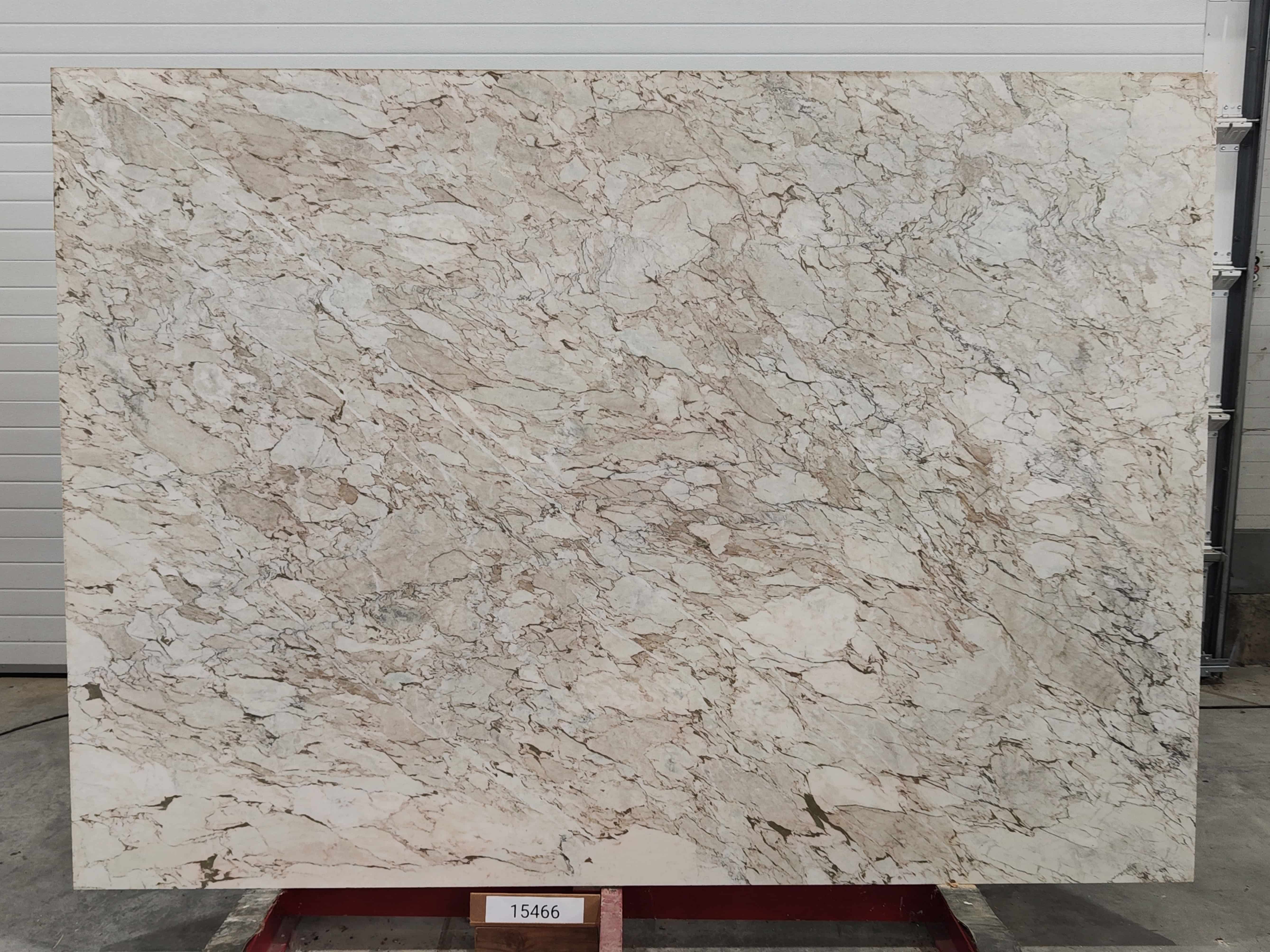 Слэб из мрамора CALACATTA CREMO полированный 2450x1750x20 мм, код 15466