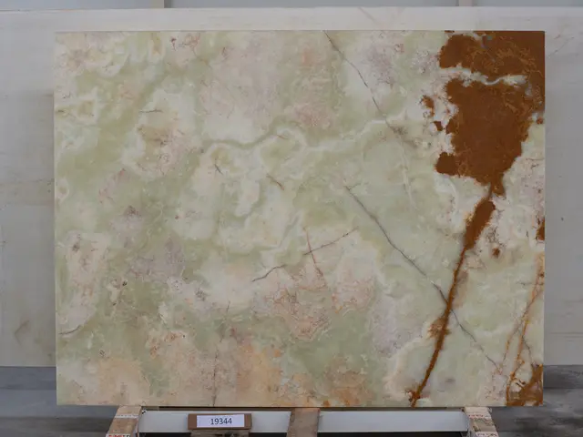 Слэб из оникса VERDE полированный 2150x1650x20 мм, код 19344