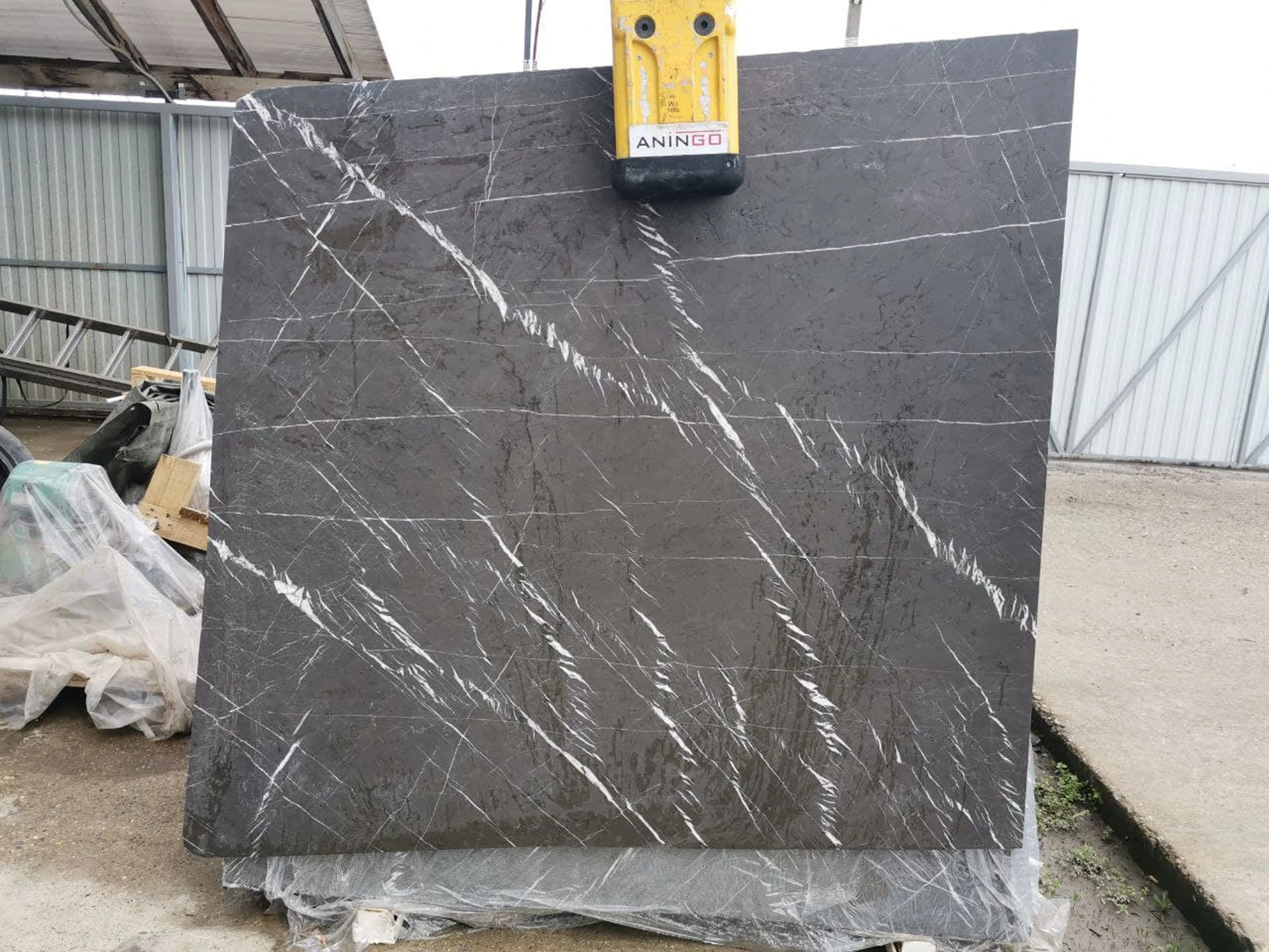 Слэб из мрамора PIETRA GRAY антик 1350x1350x30 мм, код 13944