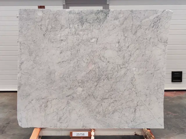 Слэб из мрамора BIANCO CARRARA полированный 1980x1600x20 мм, код 25758