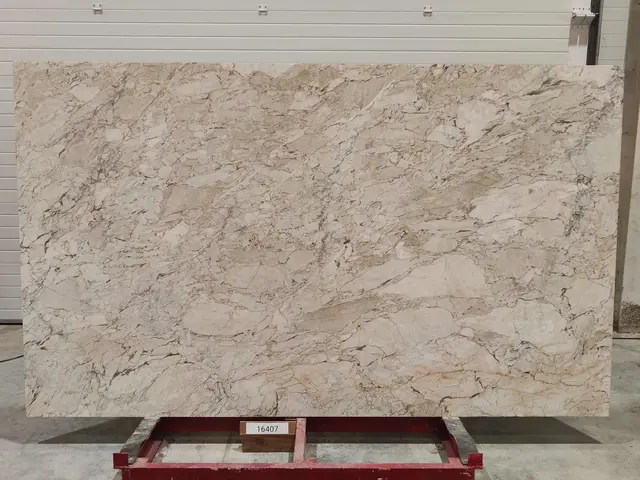 Слэб из мрамора CALACATTA CREMO полированный 2950x1750x20 мм, код 16407