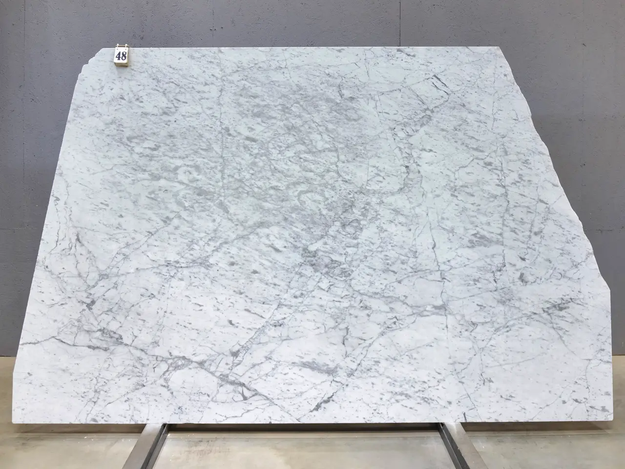 Слэб из мрамора BIANCO CARRARA С полированный 2450x1850x20 мм, код 28693