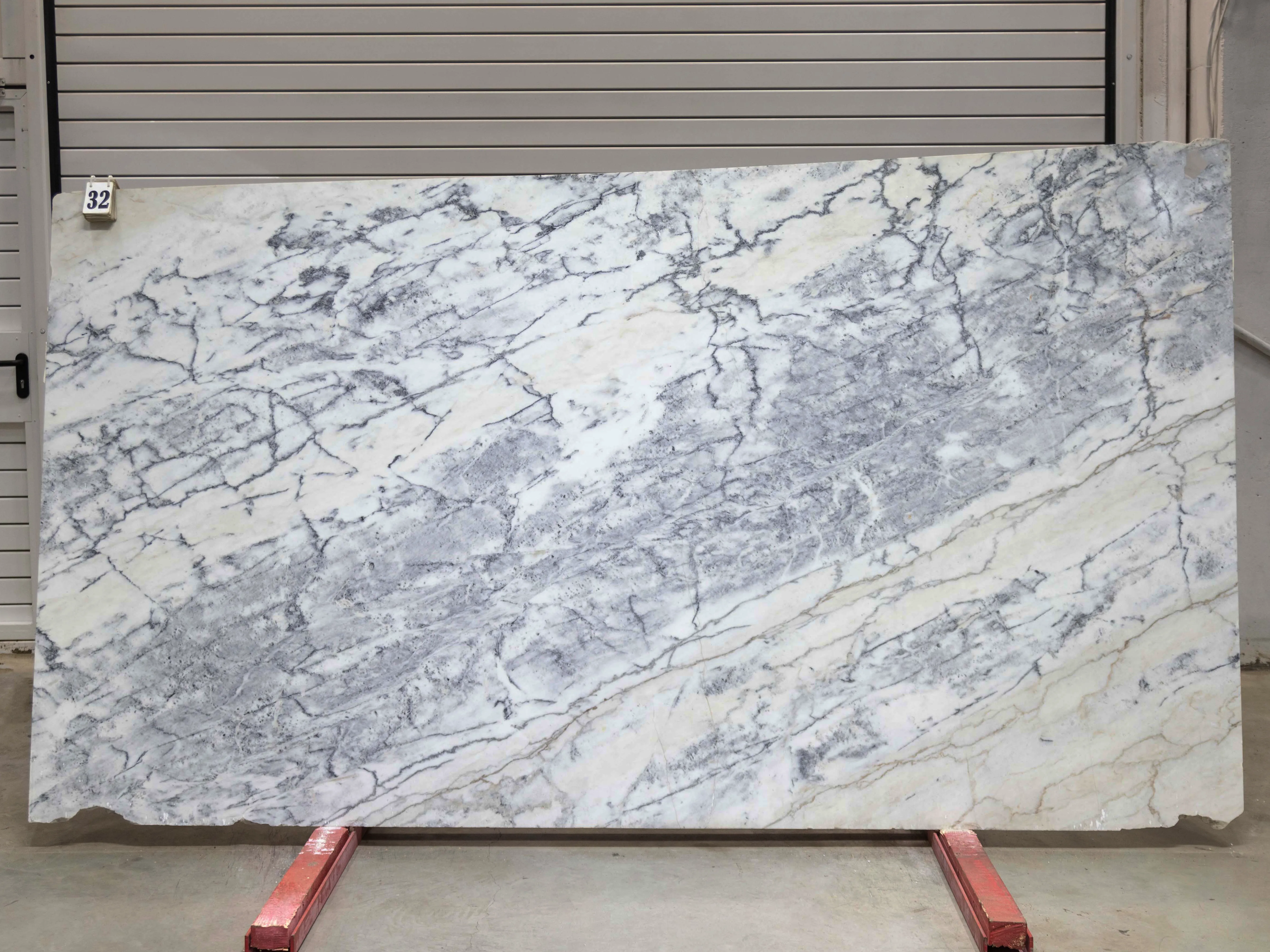 Слэб из мрамора CALACATTA OPTIMA полированный 2850x1570x20 мм, код 28144