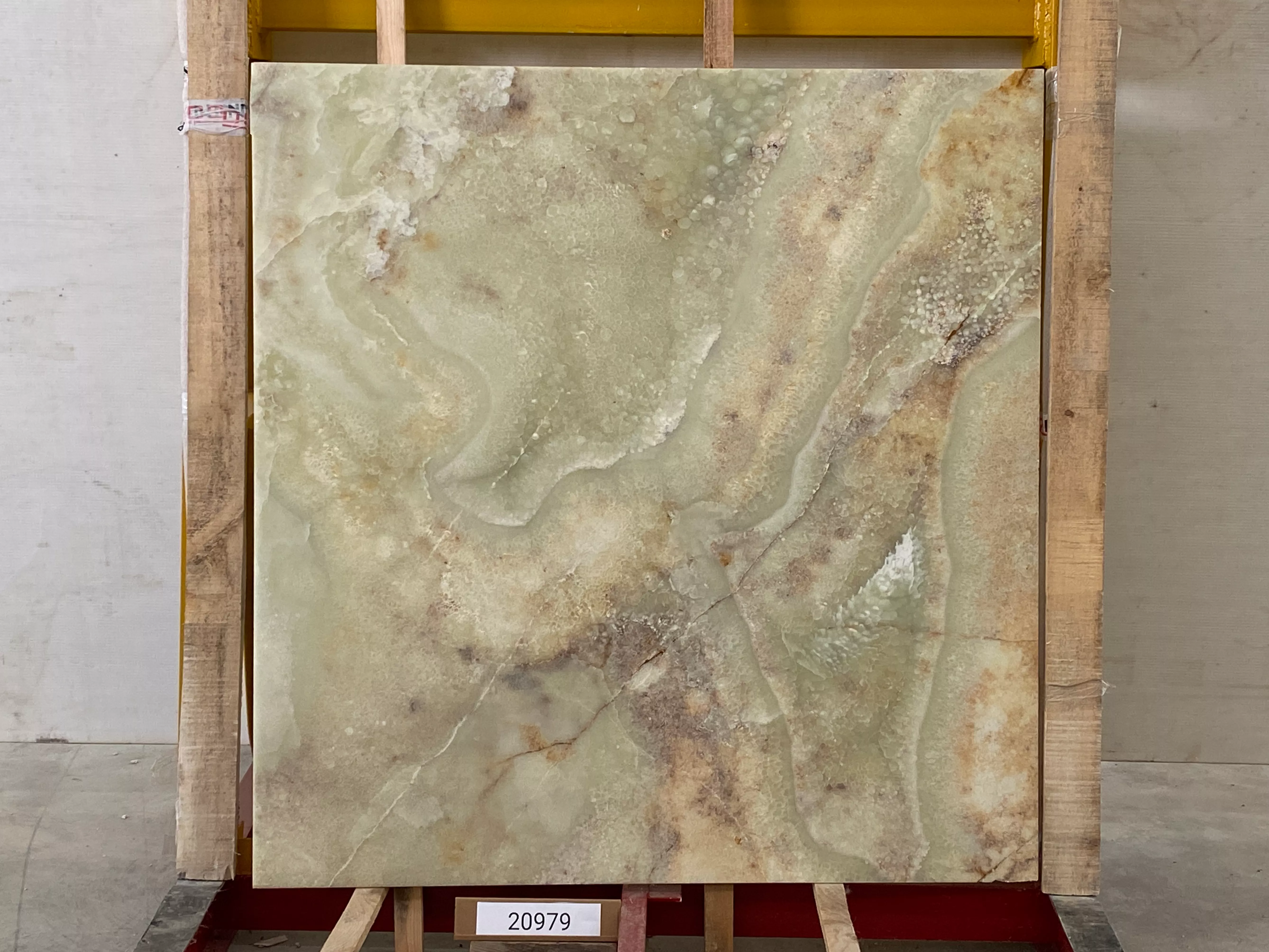 Слэб из оникса ONICE LIGHT GREEN полированный 1350x1400x20 мм, код 20979