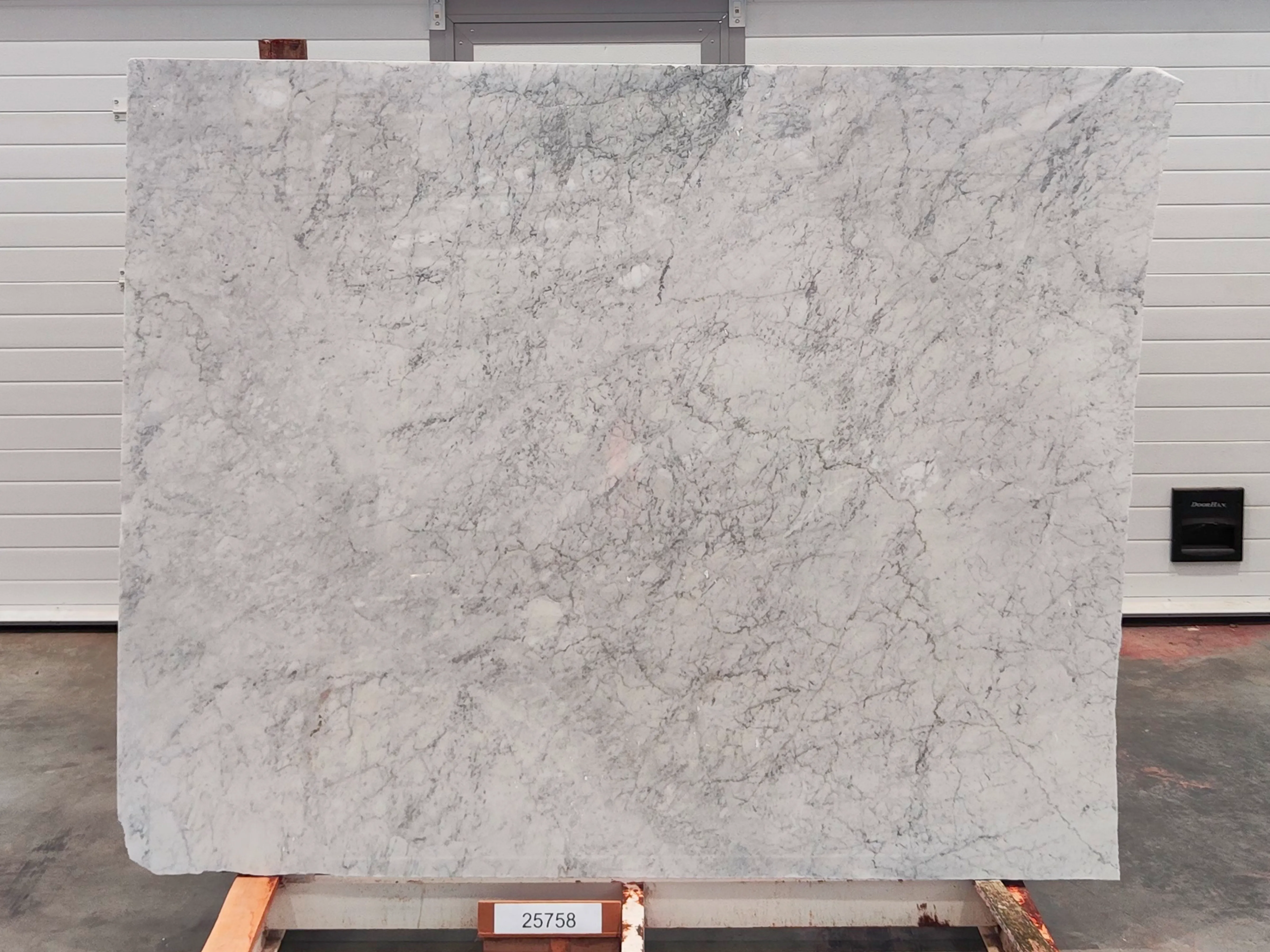 Слэб из мрамора BIANCO CARRARA полированный 1980x1600x20 мм, код 25758