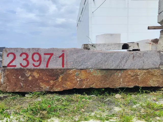 Гранит Блок из гранита МЕЖИРИЧСКИЙ 2000x650x180 мм, код 23971