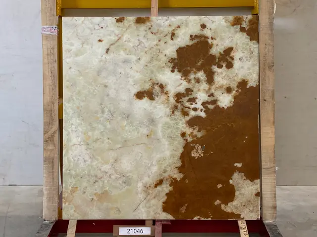 Слэб из оникса VERDE полированный 1350x1400x20 мм, код 21046