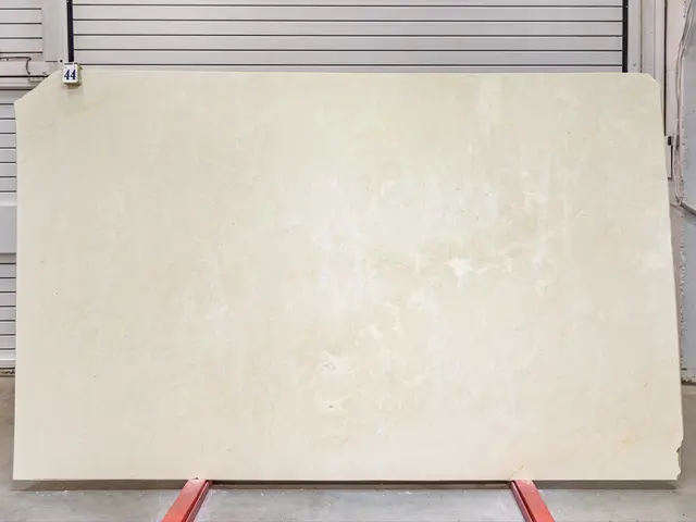 Слэб из мрамора CREMA MARFIL EXTRA полированный 3050x1860x20 мм, код 25739