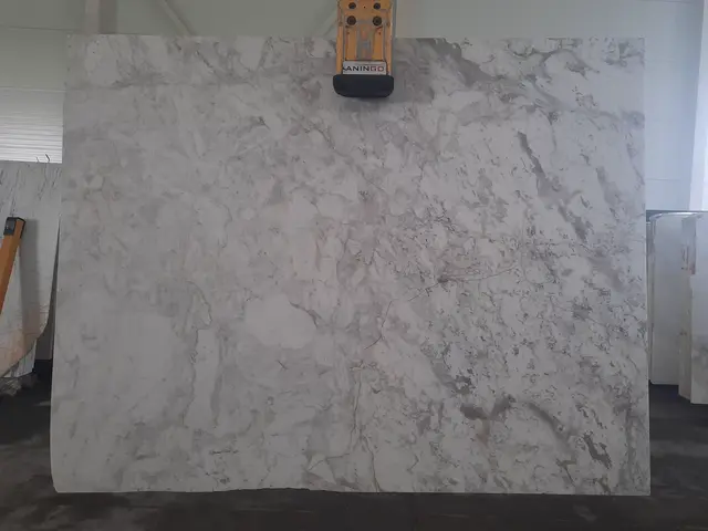 Слэб из мрамора PIRGON полированный 2100x1640x20 мм, код 20167