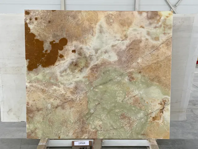 Слэб из оникса VERDE полированный 2040x1800x20 мм, код 19564