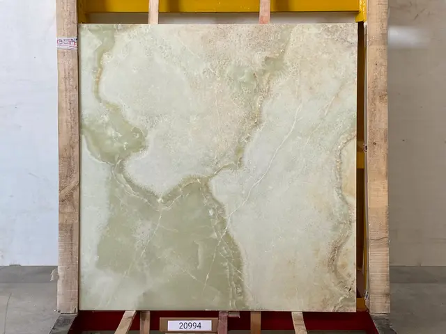 Слэб из оникса ONICE WHITE FLORENCE полированный 1350x1400x20 мм, код 20994