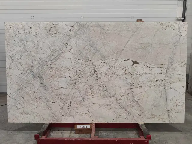 Слэб из мрамора CALACATTA CREMO полированный 2850x1600x20 мм, код 15434