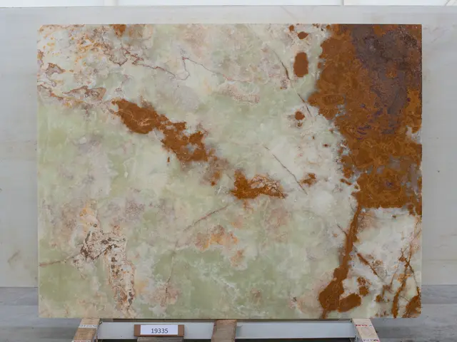 Слэб из оникса VERDE полированный 2150x1650x20 мм, код 19335