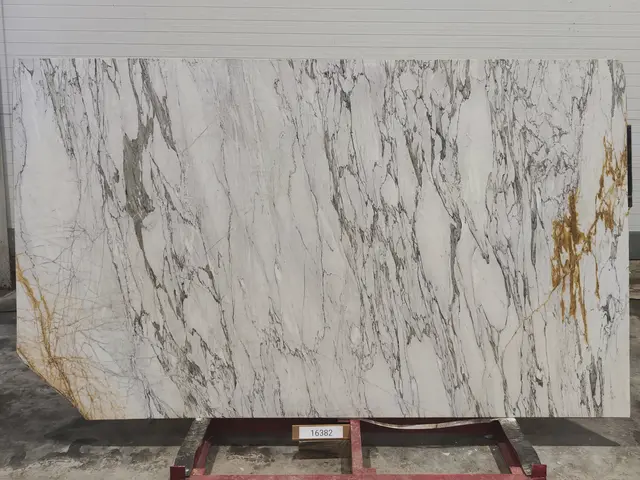 Слэб из мрамора STATUARIO полированный 2780x1760x20 мм, код 16382