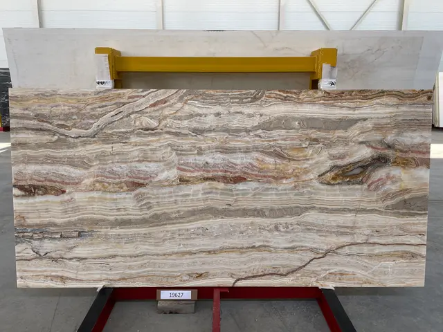 Слэб из оникса ONICE GOLDEN WAVE полированный 2800x1300x20 мм, код 19627