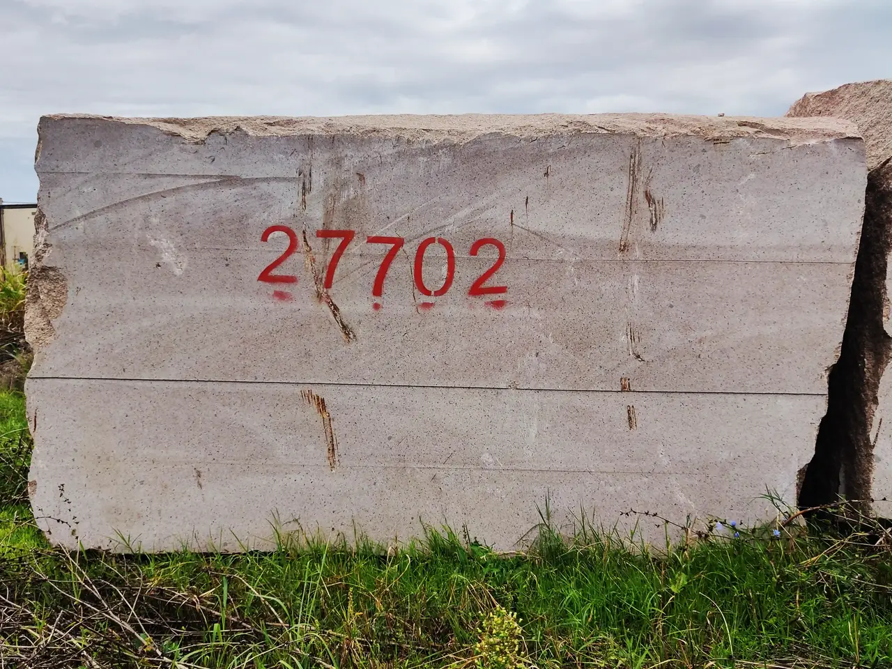 Гранит Блок из гранита ТОМИРИС || 2450x1480x1250 мм, код 27702