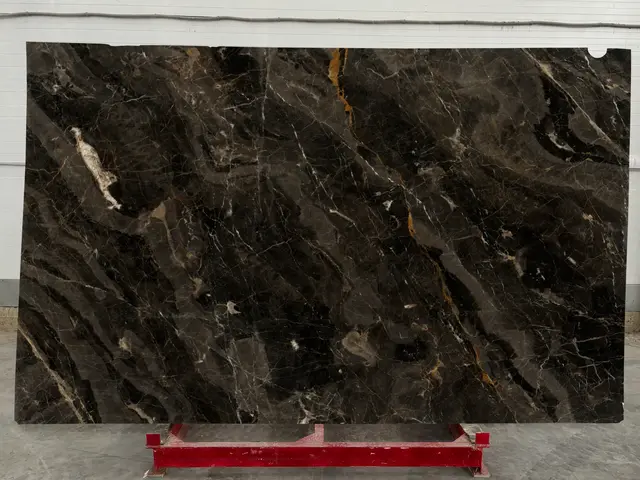 Слэб из мрамора SAINT PELAGIA полированный 3000x1840x20 мм, код 24499