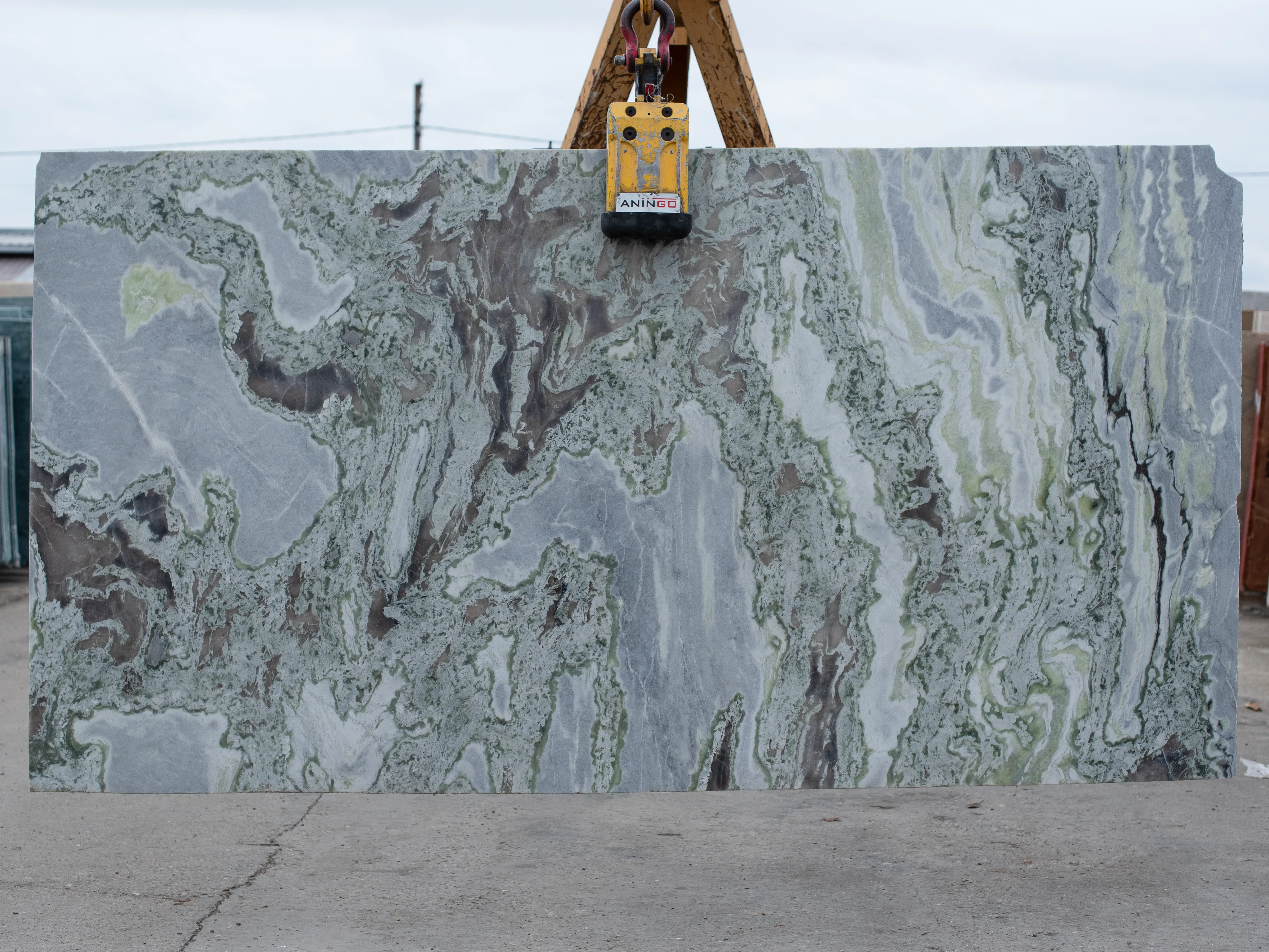 Слэб из оникса HIMALAYAN GREEN полированный 3000x1500x20 мм, код 18947