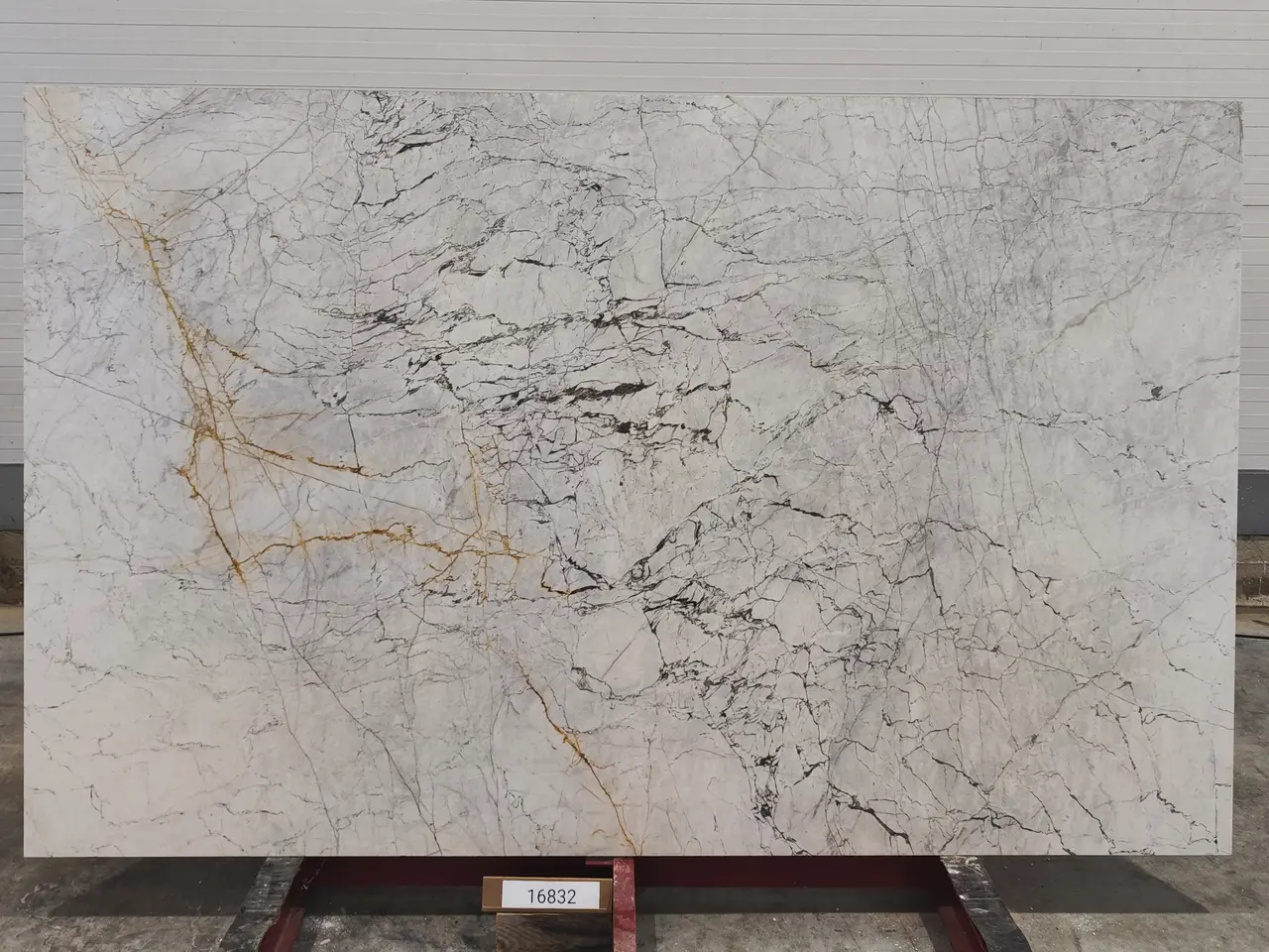 Слэб из мрамора STATUARIO полированный 2700x1700x20 мм, код 16832