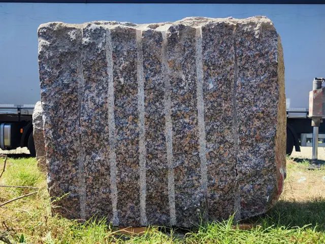 Гранит Блок из гранита КРАСНОГОРСКИЙ 1670x1200x995 мм, код 24853