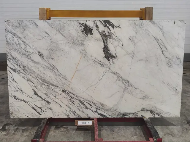 Слэб из мрамора STATUARIO полированный 2550x1450x20 мм, код 14037