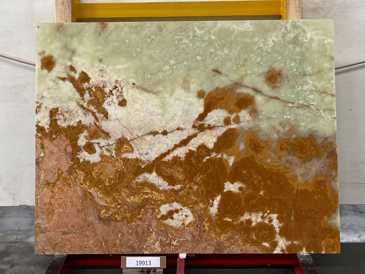 Слэб из оникса VERDE полированный 1900x1450x20 мм, код 19913