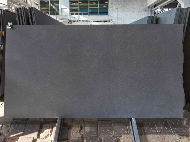 Слэб из гранита SESAM BLACK термообработанный 3120x1600x30 мм, код 28174