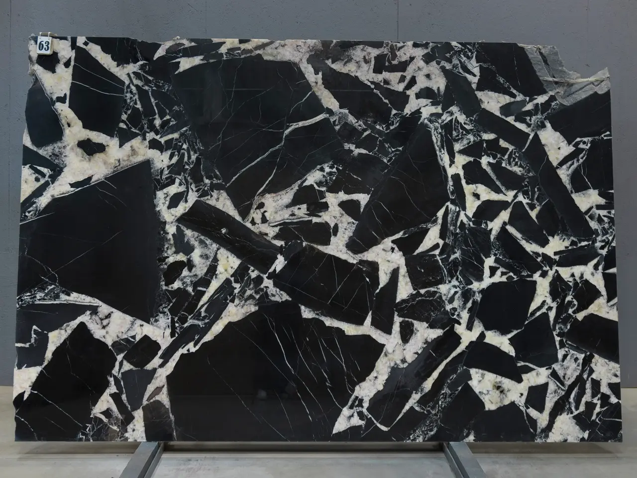 Слэб из кварцита GRAND NOIR полированный 2930x1700x20 мм, код 28320