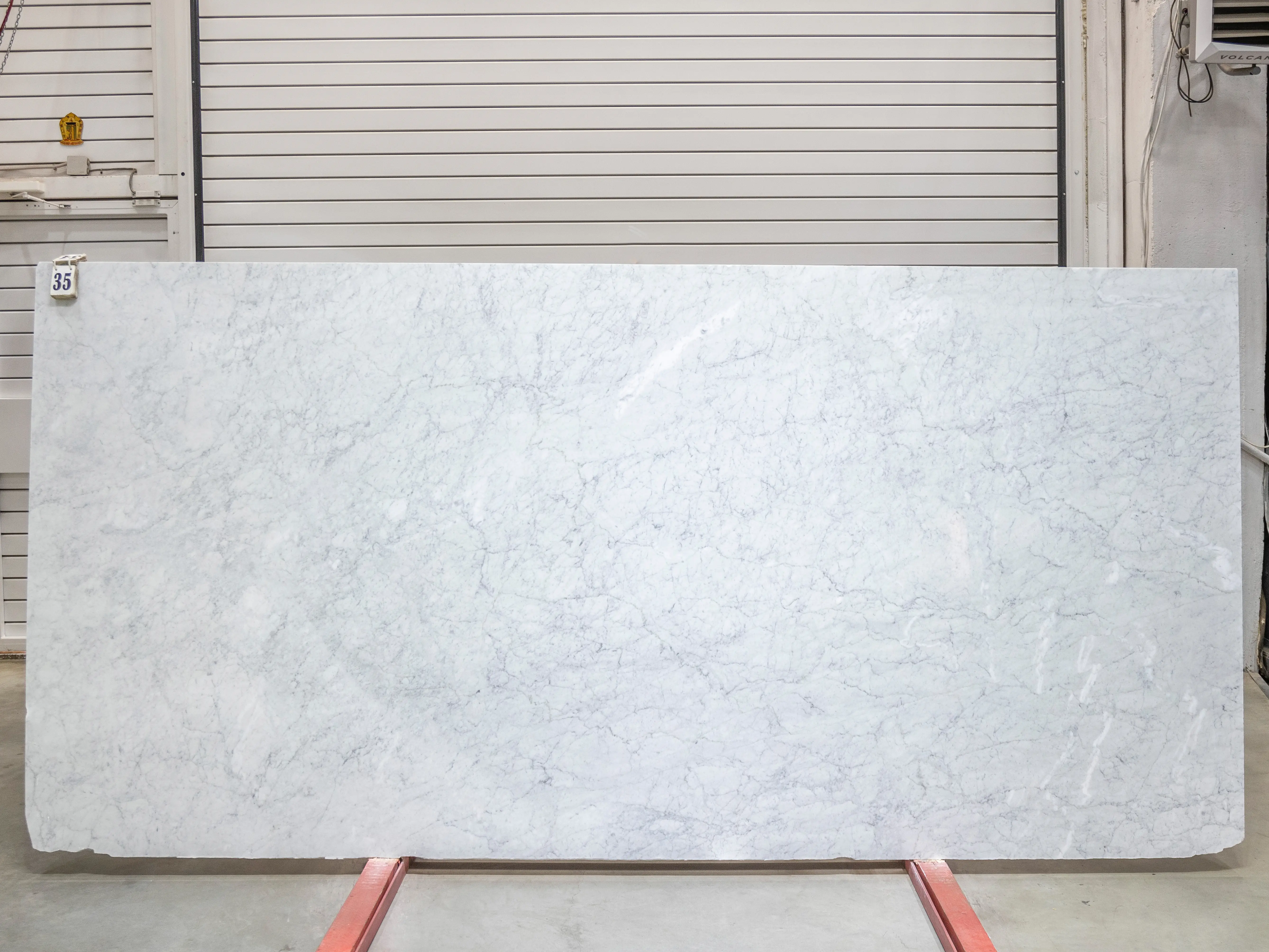 Слэб из мрамора BIANCO CARRARA полированный 3380x1600x20 мм, код 25755