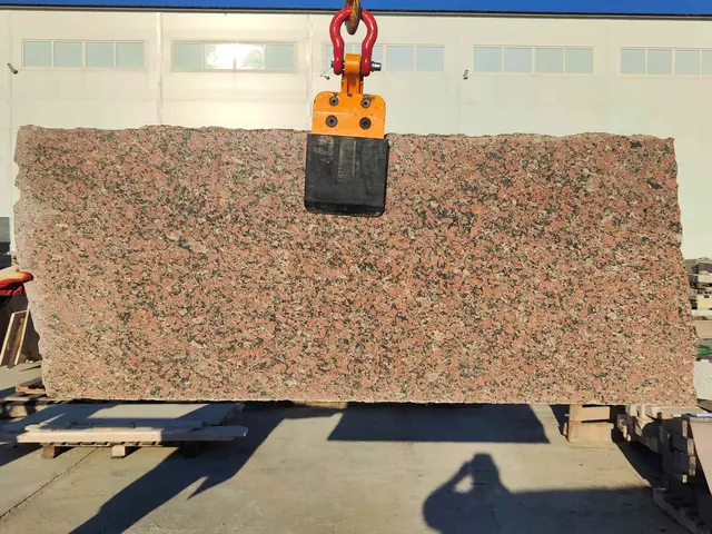 Полоса из гранита MAPLE RED 1750x700x30 мм, код 26800