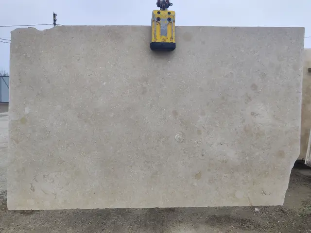 Слэб из мрамора GALALA полированный 2200x1400x30 мм, код 22857