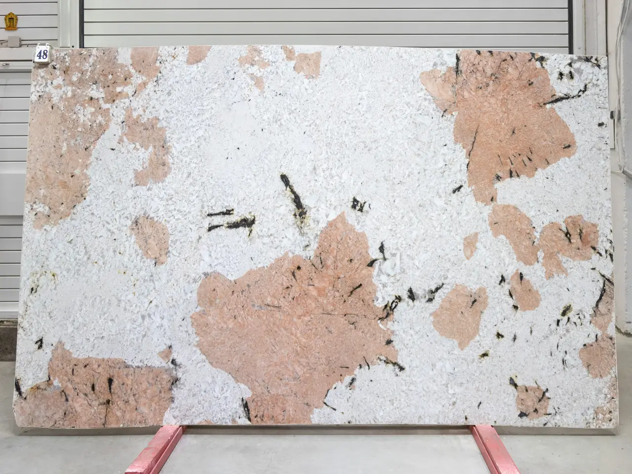 Слэб из гранита ALASKA PINK полированный 2850x1800x20 мм, код 26001