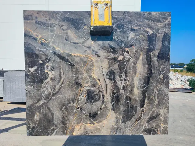 Слэб из мрамора SAINT PELAGIA полированный 1400x1200x30 мм, код 25589