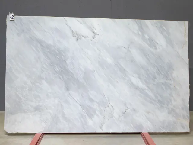 Слэб из мрамора BARGILIO APUANO LIGHT полированный 2550x1550x20 мм, код 26547