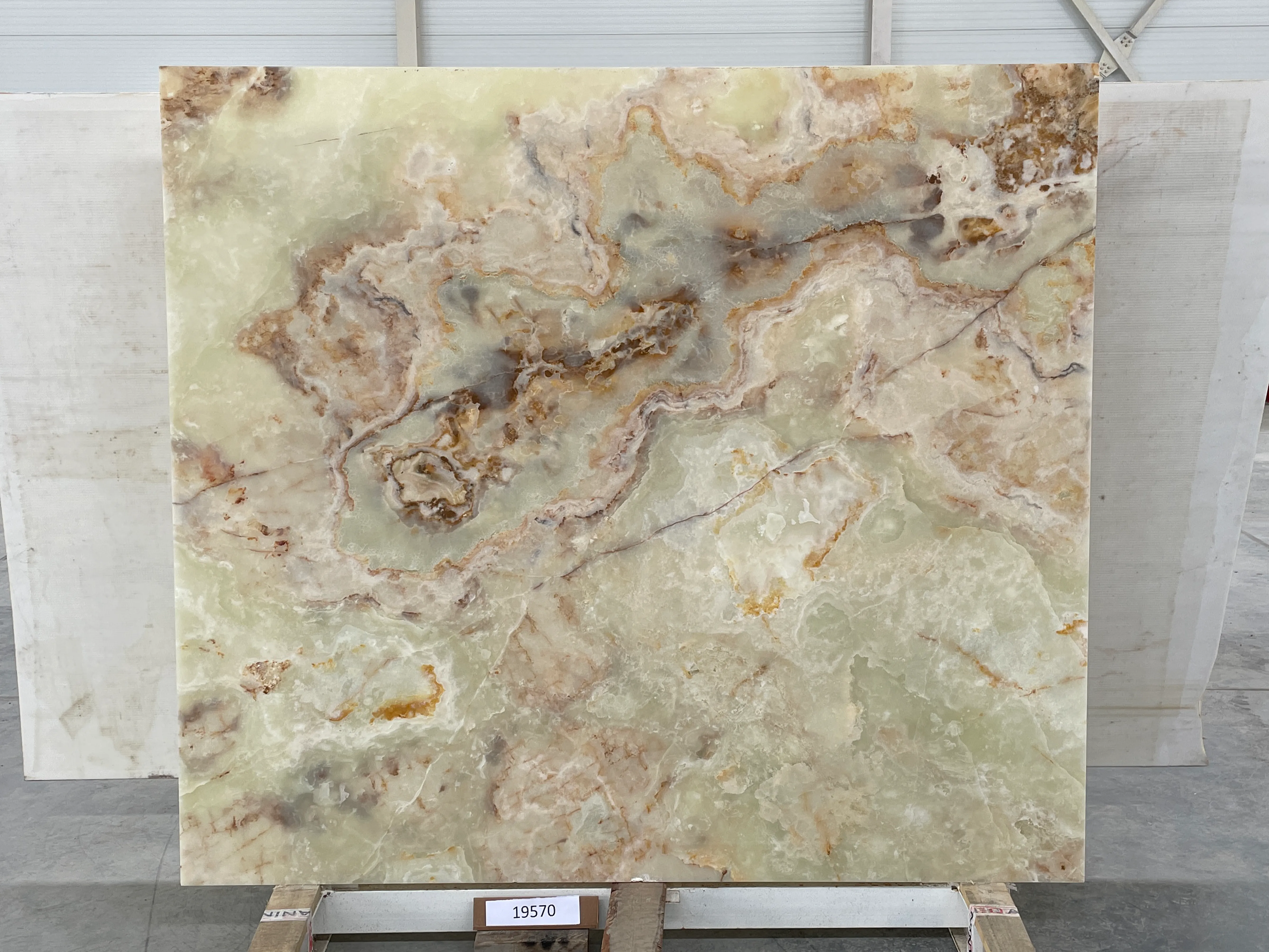 Слэб из оникса ONICE WHITE FLORENCE полированный 2020x1800x20 мм, код 19570
