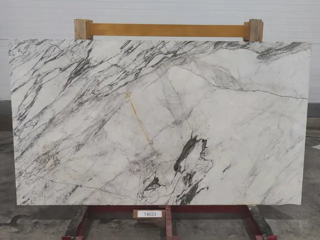 Слэб из мрамора STATUARIO полированный 2550x1450x20 мм, код 14033