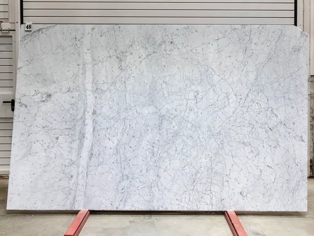 Слэб из мрамора BIANCO CARRARA С полированный 3040x1900x20 мм, код 28747