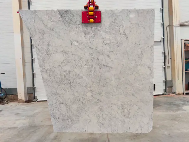 Слэб из мрамора BIANCO CARRARA полированный 1350x1600x20 мм, код 25765