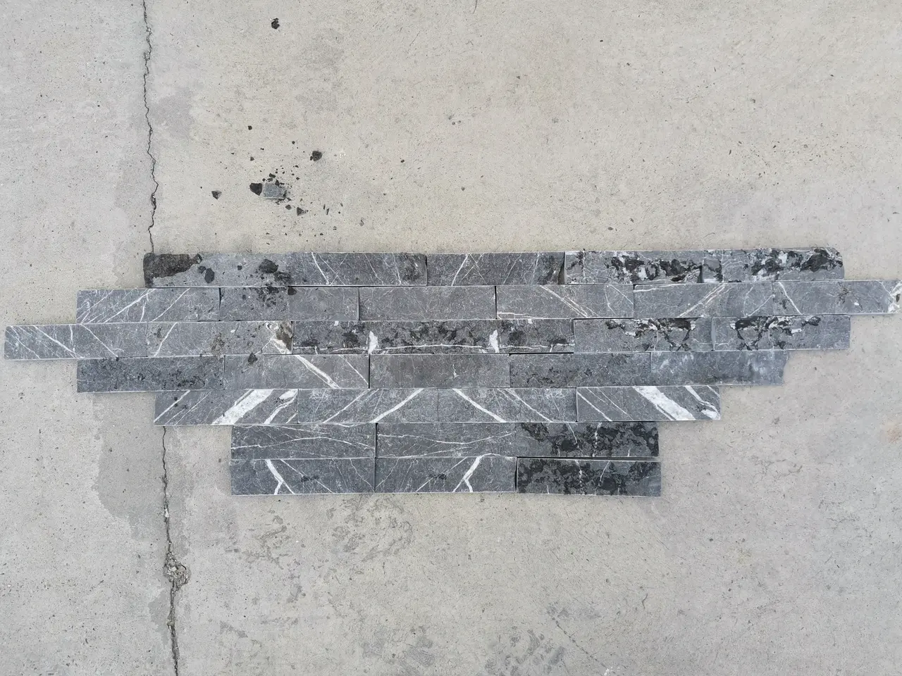 Плитка из мрамора PIETRA GRAY колотый 250x50x20 мм, код 17269