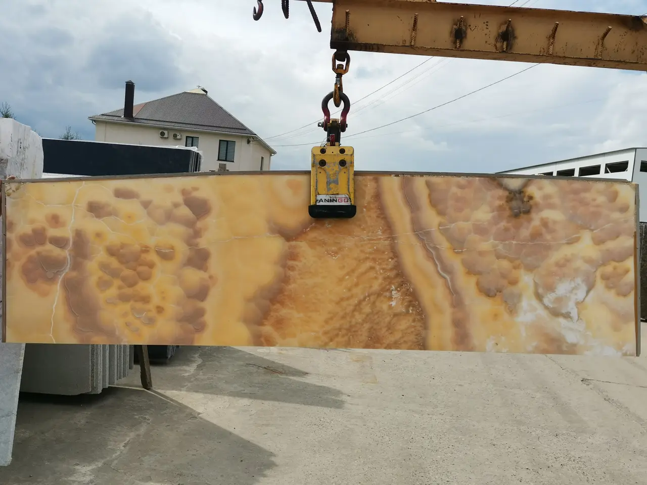 Полоса из оникса ONYX TERRACOTA полированный 2800x720x20 мм, код 16693