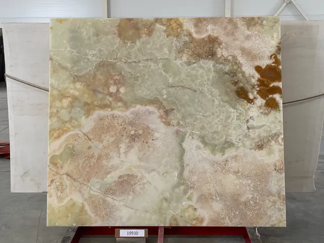 Слэб из оникса VERDE полированный 2040x1800x20 мм, код 19930